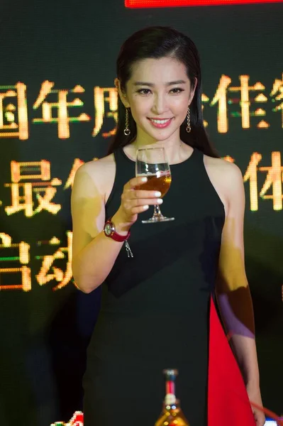 2014年7月18日 中国女演员李冰冰在中国北京举行的2014年最佳餐厅奖颁奖典礼上敬酒 — 图库照片