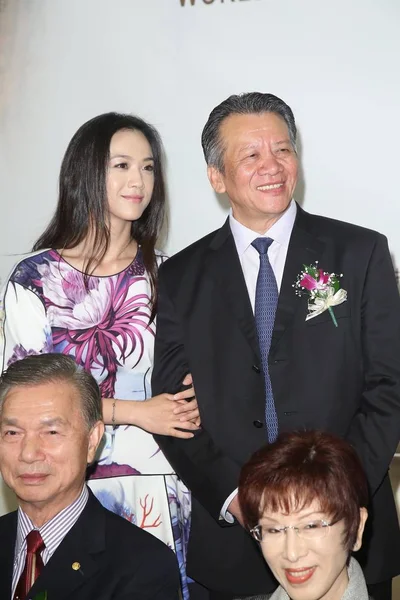 Китайская Актриса Тан Вэй Слева Позирует Своим Отцом Тан Юмином — стоковое фото