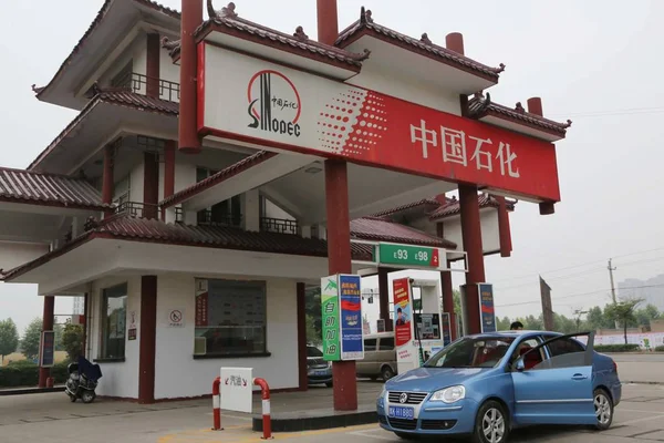 Samochód Jest Tankowany Stacji Benzynowej Sinopec Xuchang Miasta Centralnej Chinas — Zdjęcie stockowe