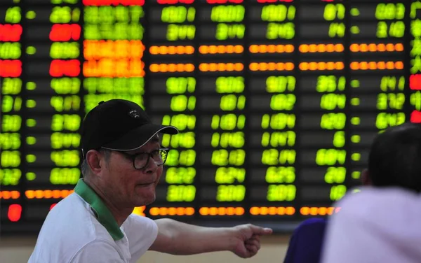 Ein Chinesischer Investor Spricht Mit Anderen Während Sie Die Aktienkurse — Stockfoto