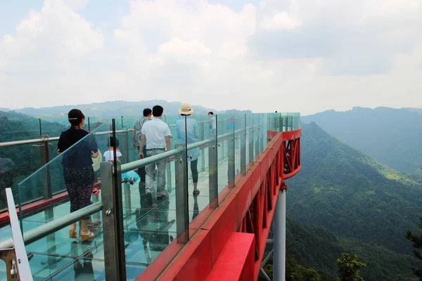 투자족 자치현 2013에에서 Huangshui 공원에 외팔보 다리에 관광객 — 스톡 사진