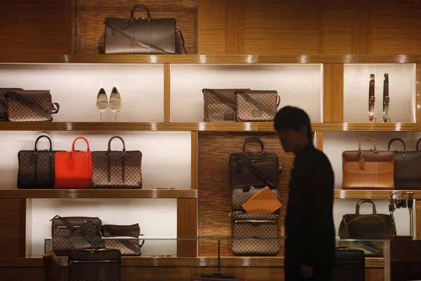 Employé Chinois Regarde Dans Magasin Louis Vuitton Shanghai Chine Octobre — Photo