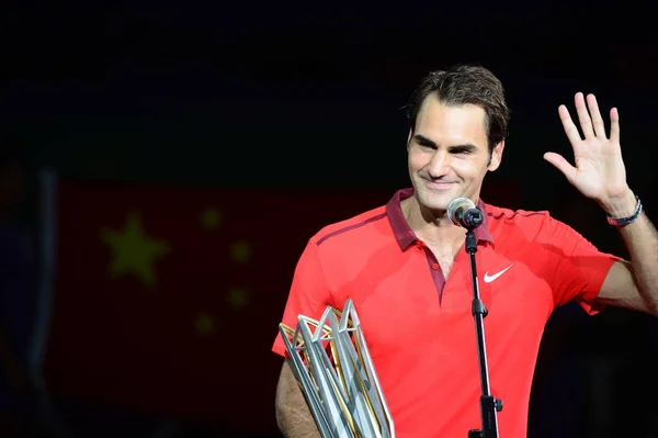 Roger Federer Switzerland Winkt Als Bei Der Siegerehrung Seine Meistertrophäe — Stockfoto