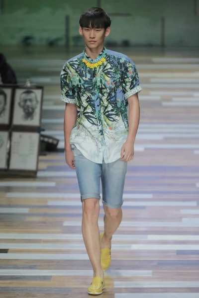 モデルは デザイナー呉 Xuewei 引っ張る呉 Xuewei 彼魏ファッションで彼魏北京 中国ロンドンファッションウィークの春 2015 2014 日に出現によって新しい創造が表示されます — ストック写真