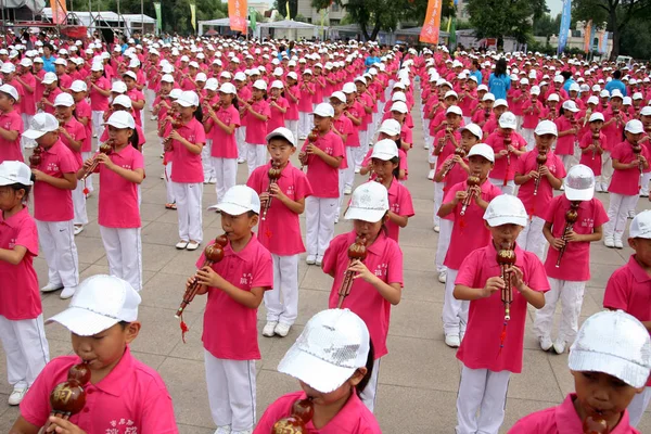 Residentes Chineses Locais Jovens Estudantes Tocam Hulusi Instrumento Sopro Tradicional — Fotografia de Stock