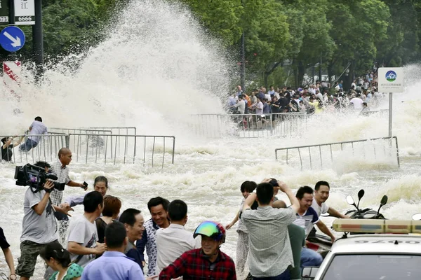 Chinese Visitors Run Away Tidal Waves Surge Bank Qiantang River — Stock Photo, Image