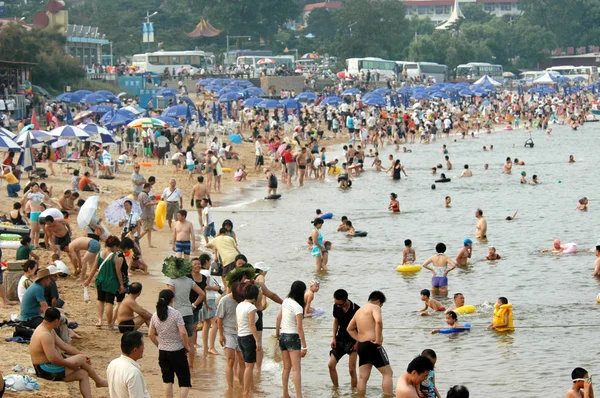 Los Turistas Llenan Una Playa Beidaihe Ciudad Qinhuangdao Provincia Chinas — Foto de Stock