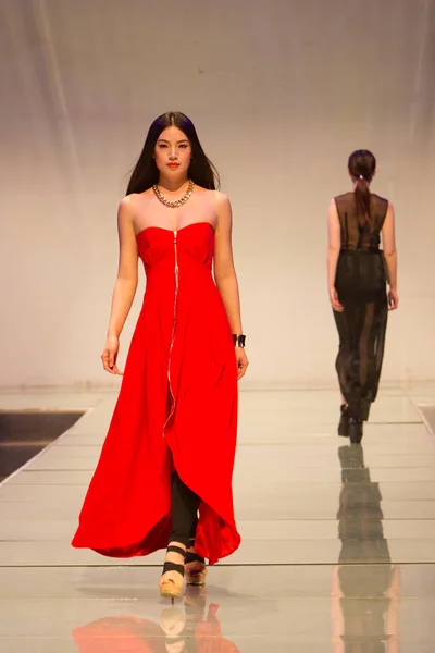 モデル表示ファッションショーの実行中の新しい創造は 北京のファッション工科大学の北京 2014 — ストック写真