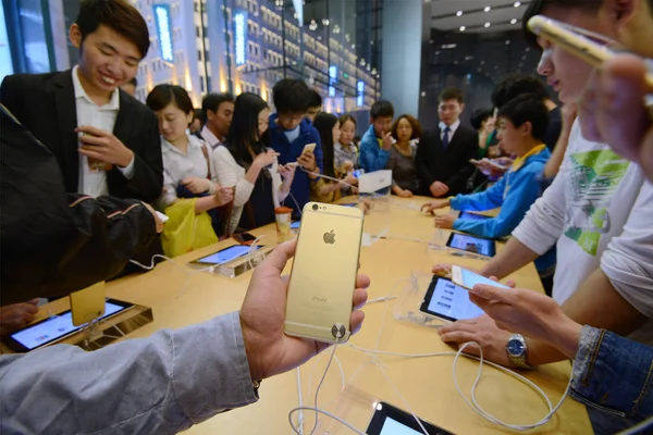 Ügyfelek Próbálja Iphone Iphone Okostelefonok Apple Store Nanjing Road Bevásárló — Stock Fotó