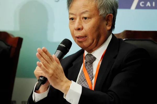 时任中国国际资本公司 Cic 董事长的金立群在2013年6月29日于中国北京举行的第三届全球智库峰会上发表讲话 — 图库照片