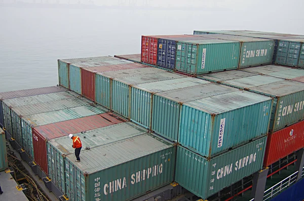 Trabalhador Chinês Examina Contêineres China Shipping Outras Empresas Navegação Porto — Fotografia de Stock