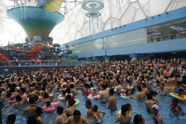 File Holidaymakers Crowd Swimming Pool Cool Indoor Water Park National — стоковое фото