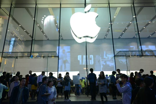 Κινέζοι Πελάτες Συνωστίζουν Κατάστημα Της Apple Στον Εμπορικό Δρόμο Nanjing — Φωτογραφία Αρχείου