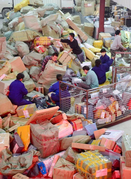 Los Trabajadores Chinos Clasifican Paquetes Mayoría Los Cuales Son Compras —  Fotos de Stock