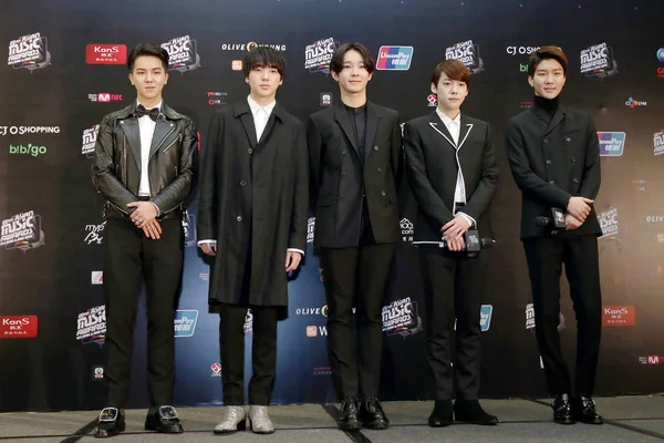 Członkowie Grupy Południowokoreańskiego Zwycięzca Stanowią Podczas Konferencji Prasowej Dla 2014 — Zdjęcie stockowe