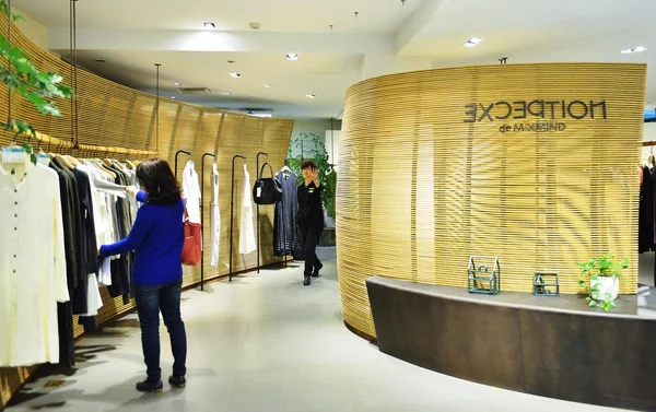 Pessoas Visitam Uma Loja Exclusiva Marca Moda Chinesa Exception Mixmind — Fotografia de Stock