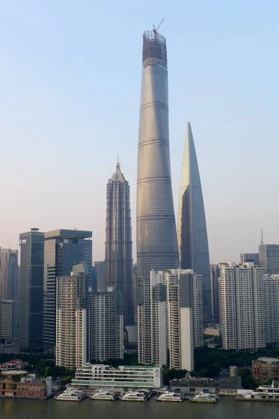 上海タワー 最も高いを突破しているが他の高層ビルや 2014 浦東の陸家嘴金融地区に高層ビルの横にある工事 — ストック写真