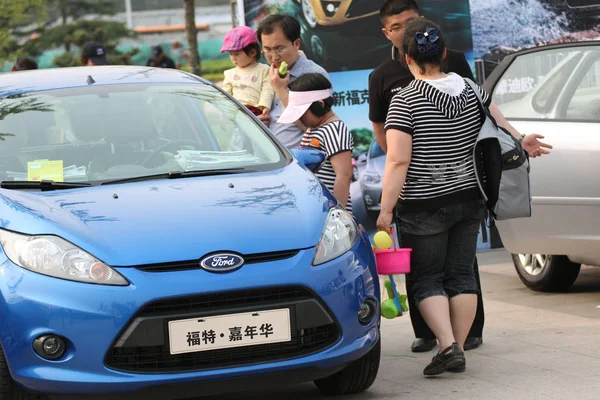 Chińskich Odwiedzających Spojrzeć Ford Fiesta Podczas Pokazu Auto Qingdao Miasta — Zdjęcie stockowe