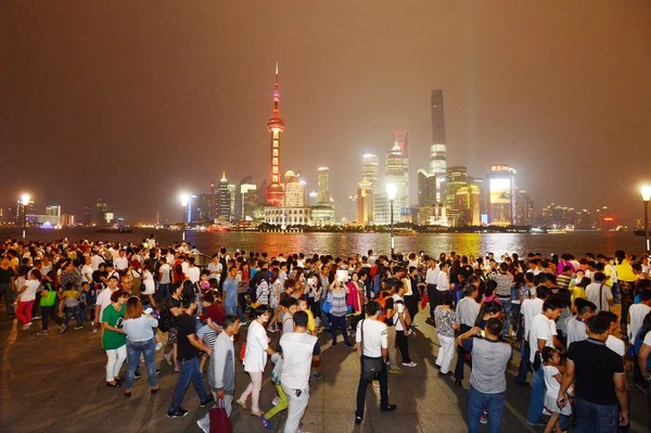 2014年10月2日 中国上海国庆假期期间 游客们晚上在黄浦江外滩的长廊上 与浦东陆家嘴金融区的天际线对着干 — 图库照片