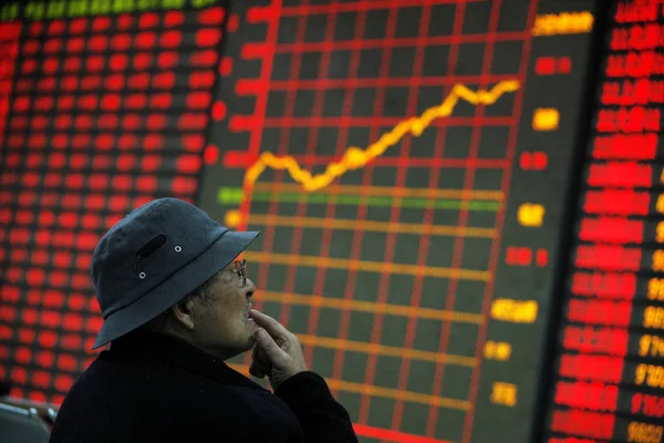 Chiński Inwestor Patrzy Ceny Akcji Czerwony Cena Rośnie Indeksów Giełdowych — Zdjęcie stockowe