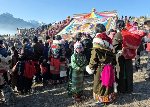 Yerel Tibetliler Luqu County Langmu Manastırı Nda Buda Sunning Törenini — Stok fotoğraf