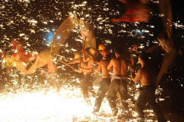 Tancerze Wykonują Taniec Smoka Ognia Prysznicem Roztopionego Żelaza Aby Uczcić — Zdjęcie stockowe