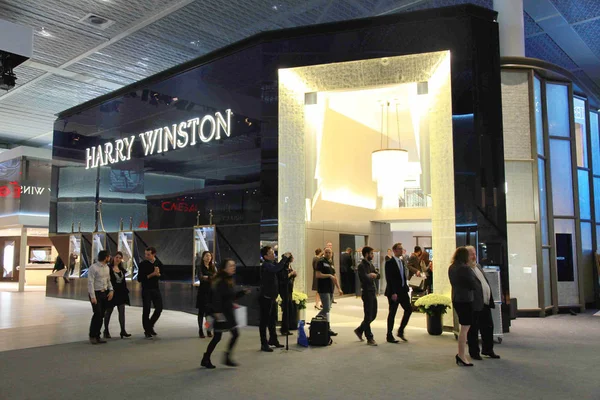 Los Visitantes Pasan Por Stand Harry Winston Durante Baselworld Watch — Foto de Stock