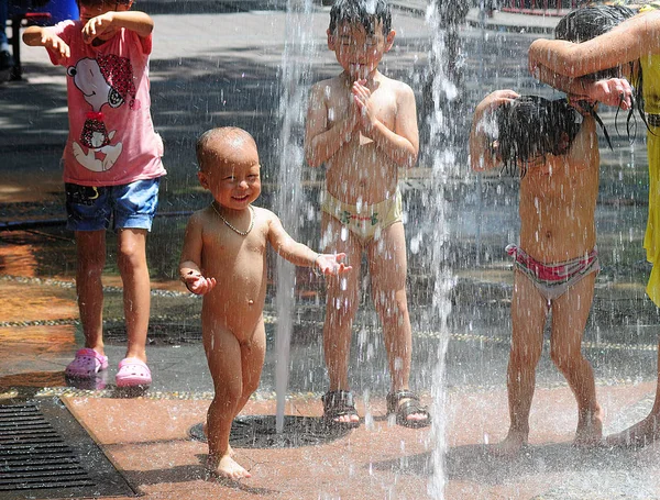 Küçük Çocuklar Temmuz 2013 Çin Doğusundaki Hangzhou Şehrinde Bir Çeşmede — Stok fotoğraf