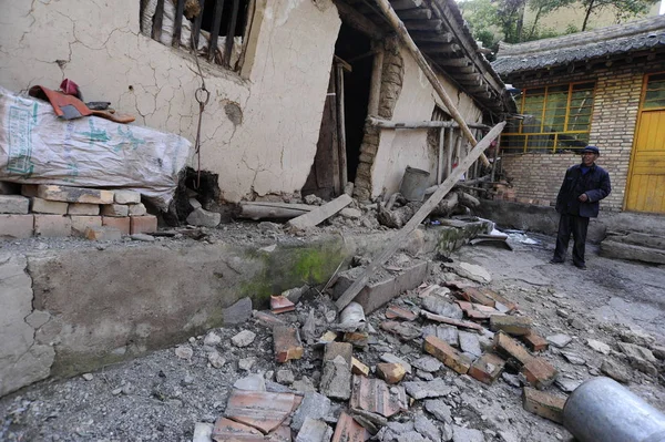 Homem Chinês Está Lado Dos Detritos Sua Casa Devastada Pelo — Fotografia de Stock