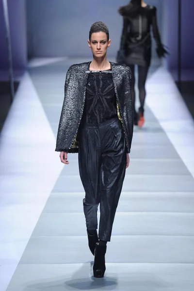 モデルはメルセデス ベンツ中国 2013年秋 冬のファッションウィーク北京 2013 日中オルティンドーのファッションショーに新しい創造を表示します — ストック写真