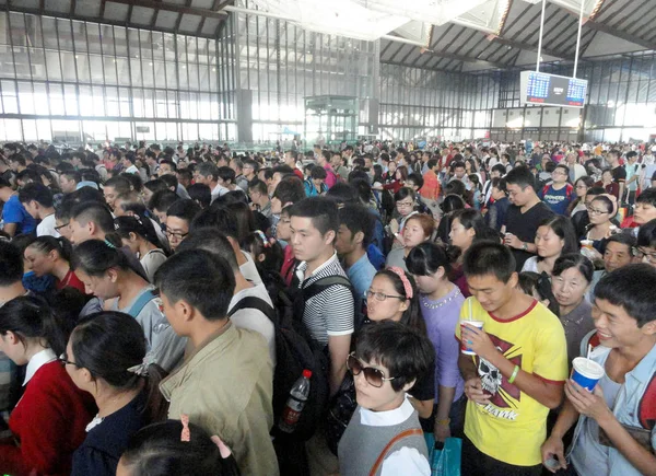Passeggeri Cinesi Che Tornano Casa Lavorano Dalla Festa Nazionale Aspettano — Foto Stock