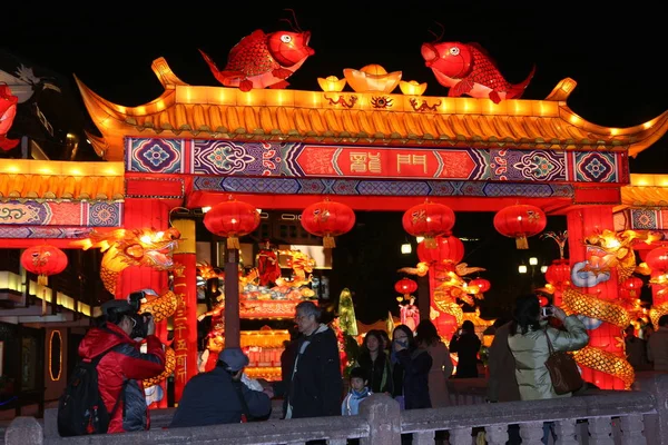 Visitantes Assistem Lanternas Jardim Yuyuan Xangai China Janeiro 2012 — Fotografia de Stock