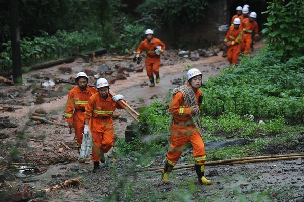Kínai Mentők Keres Túlélők Temették Sár Után Földcsuszamlás Qingchengshan Város — Stock Fotó