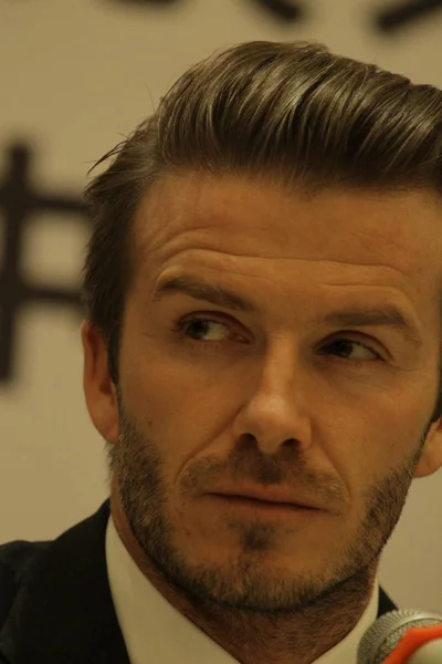 Der Englische Fußball Superstar David Beckham Reagiert Während Einer Pressekonferenz — Stockfoto