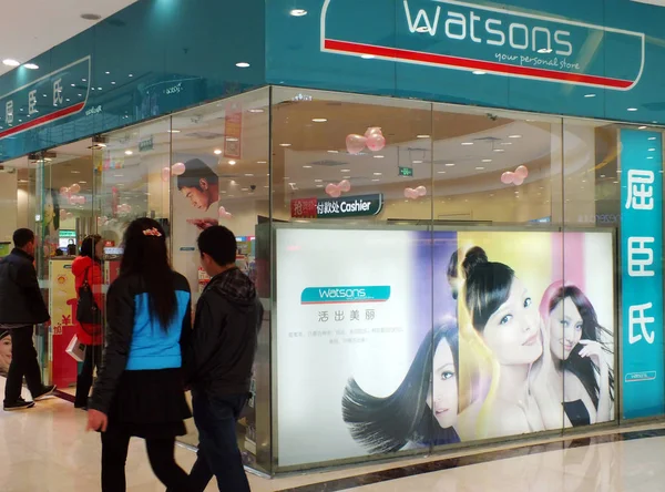 Clientes Passam Por Uma Loja Watsons Shopping Center Cidade Yichang — Fotografia de Stock