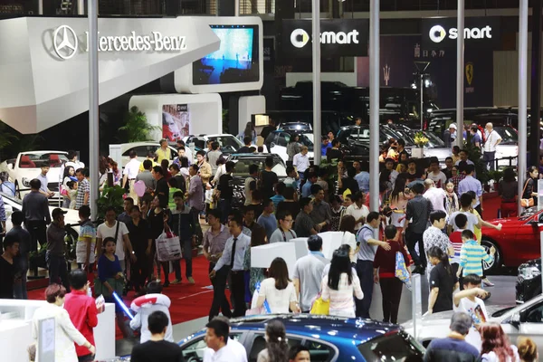 Visitors Crowd Stand Mercedes Benz Daimler Exhibition Nanchang City East — Stock Photo, Image