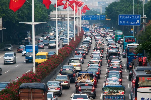 Hmotnosti Vozidel Pomalu Dopravní Zácpě Silnici Čínskou Státní Vlajky Oslavu — Stock fotografie