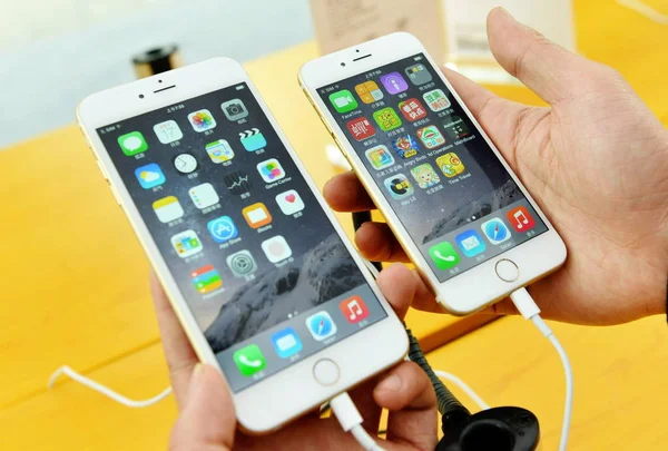 Ένας Κινέζος Αγοραστής Δοκιμάζει Την Apple Iphone Και Συν Smartphones — Φωτογραφία Αρχείου