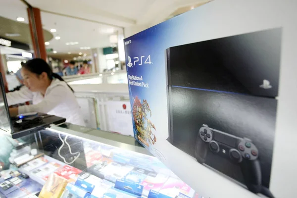 Μια Λαθραία Κονσόλα Παιχνιδιών Sony Playstation Ps4 Πωλείται Έναν Πάγκο — Φωτογραφία Αρχείου