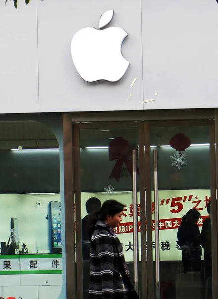 Pedestre Passa Por Uma Loja Autorizada Apple Yichang Província Central — Fotografia de Stock