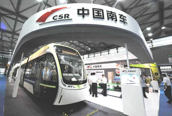 Människor Besöker Monter Csr China South Locomotive Rullande Materiel Corporation — Stockfoto