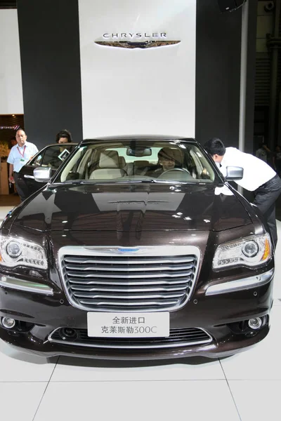 Visitante Experimenta Chrysler 300C Durante Exposição Automotiva Internacional Pudong 2014 — Fotografia de Stock