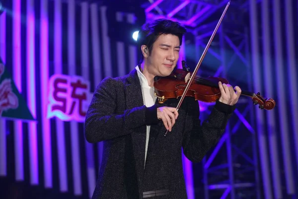 Ταϊβανικό Τραγουδιστή Leehom Wang Παίζει Βιολί Εκτελέσει Στο 2014 Απλά — Φωτογραφία Αρχείου