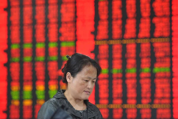 Китайський Інвестор Дивиться Ціни Акцій Червоний Зростання Цін Зеленого Зниження — стокове фото