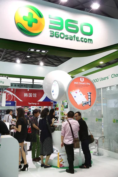 Emberek Látogatása Stand Qihoo 360 Során Mobile Asia Expo 2014 — Stock Fotó