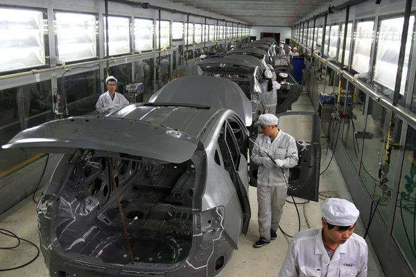 Κινέζοι Εργάτες Συναρμολογούν Αυτοκίνητα Στη Γραμμή Συναρμολόγησης Στο Εργοστάσιο Αυτοκινήτων — Φωτογραφία Αρχείου