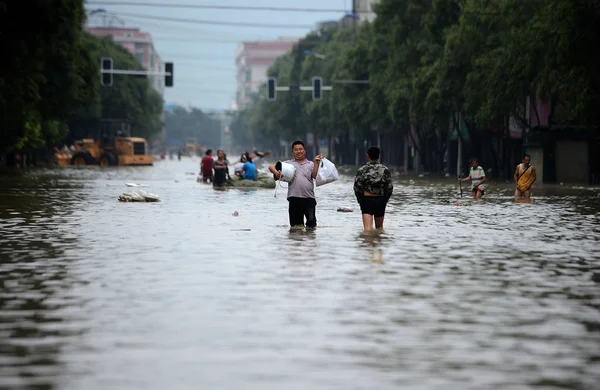 Místní Obyvatelé Jsou Statečné Povodně Způsobené Rainstormy Provincii Jintang Čcheng — Stock fotografie