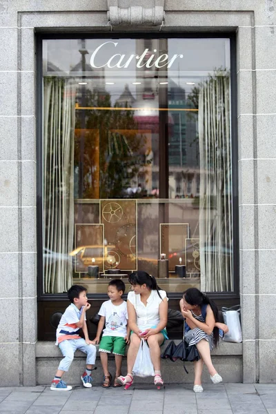 Turistas Descansam Frente Boutique Moda Cartier Bund Xangai China Agosto — Fotografia de Stock