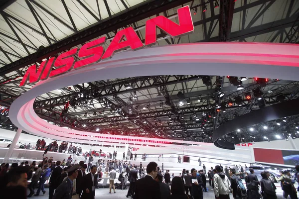 Besucher Bevölkern Den Stand Von Nissan Während Der Shanghai International — Stockfoto