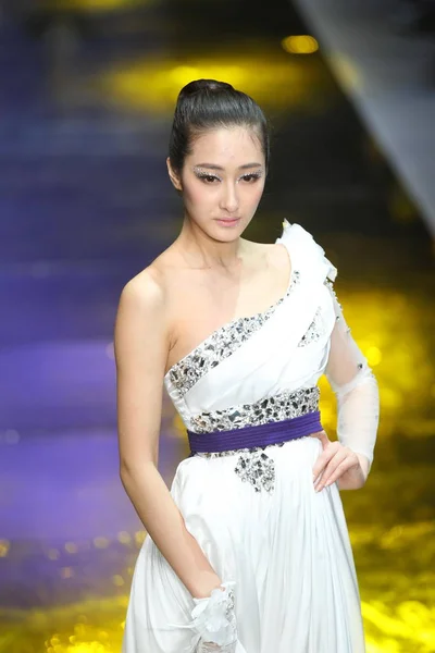 Modell Visar Skapelse Kinesiska Modedesigner Mark Cheung Den Mark Alpha — Stockfoto